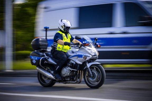 Policjant na motocyklu.