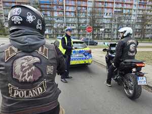 Policjant oraz motocykliści.