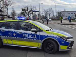 Policjant oraz motocykliści.