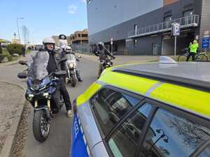 Policjant oraz motocykliści.