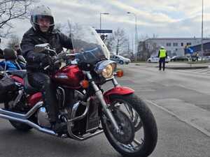 Policjant oraz motocykliści.