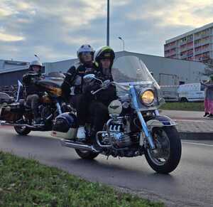 Motocyklista jadący motocyklem.