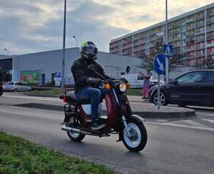 Motocyklista jadący motocyklem.