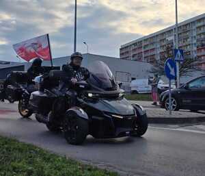 Motocyklista jadący motocyklem.