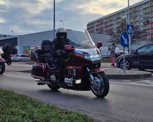 Motocyklista jadący motocyklem.