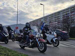 Motocyklista jadący motocyklem.