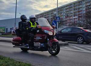 Motocyklista jadący motocyklem.