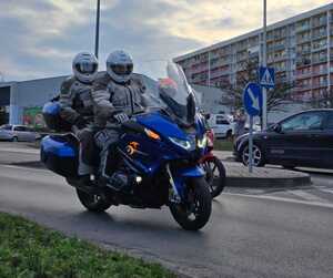 Motocyklista jadący motocyklem.