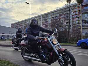 Motocyklista jadący motocyklem.