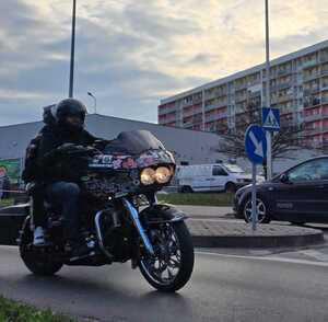 Motocyklista jadący motocyklem.