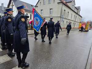 służby mundurowe w trakcie przemarszu.