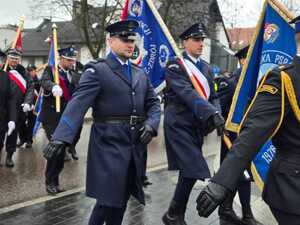 służby mundurowe w trakcie przemarszu.