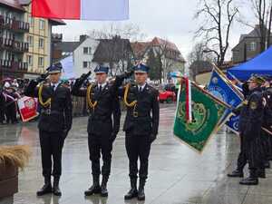 Strażacy oddający honor.