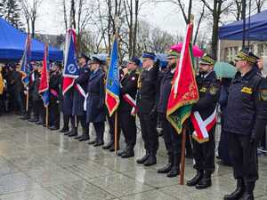 Poczty sztandarowe służb mundurowych.