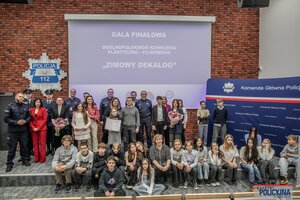 Policjanci oraz uczestniczy konkursu.