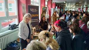 Pani kadrowa z jastrzębskiej Policji oraz osoby stojące przy stoisku.