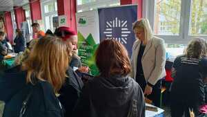 Pani kadrowa z jastrzębskiej Policji oraz osoby stojące przy stoisku.