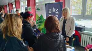 Pani kadrowa z jastrzębskiej Policji oraz osoby stojące przy stoisku.