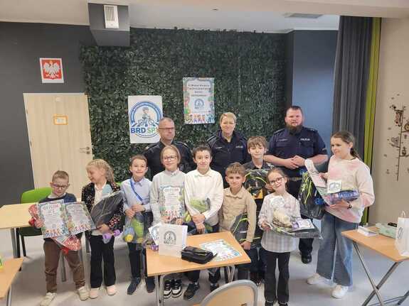 Zdjęcie uczestników oraz policjantów i strażnika miejskiego.