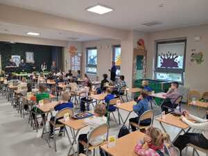 Zdjęcie uczestników oraz policjantów i strażnika miejskiego.