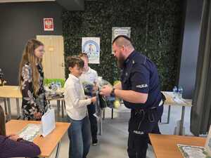 Zdjęcie uczestników oraz policjanta.