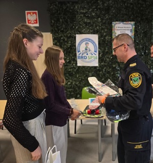 Zdjęcie uczestników oraz strażnika miejskiego.