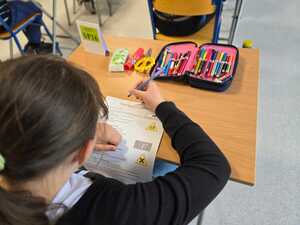 Zdjęcie uczestnika w trakcie rozwiazywania zadania.