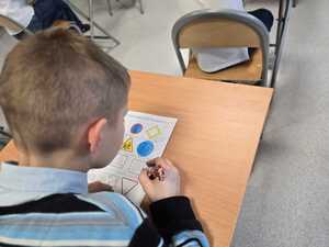 Zdjęcie uczestnika w trakcie rozwiazywania zadania.