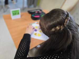 Zdjęcie uczestnika w trakcie rozwiazywania zadania.