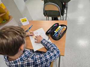 Zdjęcie uczestnika w trakcie rozwiazywania zadania.