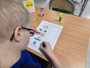 Zdjęcie uczestnika w trakcie rozwiazywania zadania.