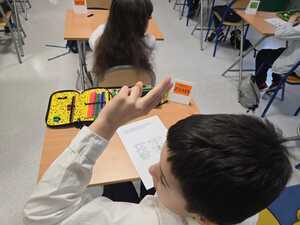 Zdjęcie uczestnika w trakcie rozwiazywania zadania.