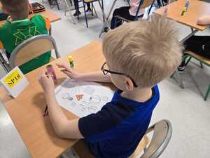 Zdjęcie uczestnika w trakcie rozwiazywania zadania.