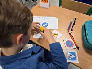 Zdjęcie uczestnika w trakcie rozwiazywania zadania.