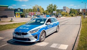 Radiowóz policyjny podczas zabezpieczenia biegu.