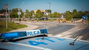 Radiowóz policyjny podczas zabezpieczenia biegu.