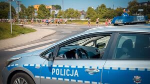 Radiowóz policyjny podczas zabezpieczenia biegu.