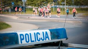 Radiowóz policyjny podczas zabezpieczenia biegu.