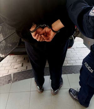 Osoba poszukiwana oraz policjant.