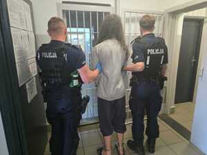 Osoba zatrzymana oraz policjant.