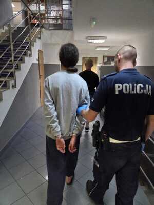 Osoba zatrzymana oraz policjant.