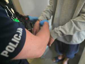 Osoba zatrzymana oraz policjant.