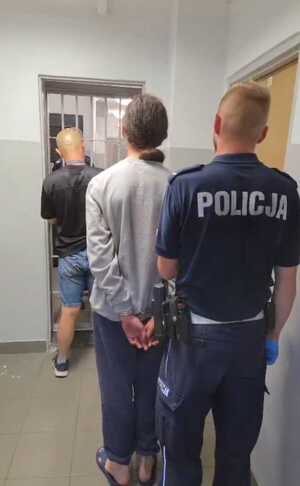 Osoba zatrzymana oraz policjant.