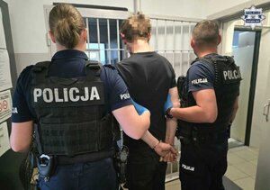 Policjanci oraz zatrzymany mężczyzna.