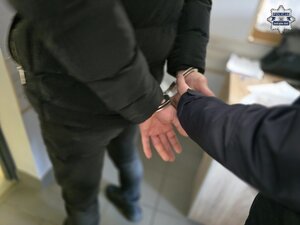 Osoba zatrzymana oraz policjant.