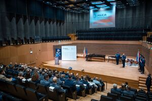 Awansowani Policjanci oraz goście.