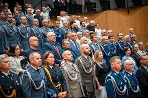 Awansowani Policjanci oraz goście.
