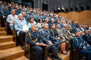 Awansowani Policjanci oraz goście.