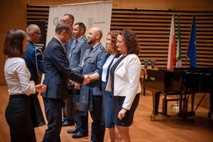 Pan Komendant Miejski oraz osoby wyróżnione.