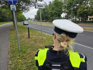 Zdjęcie policjantki dokonującej pomiar prędkości.